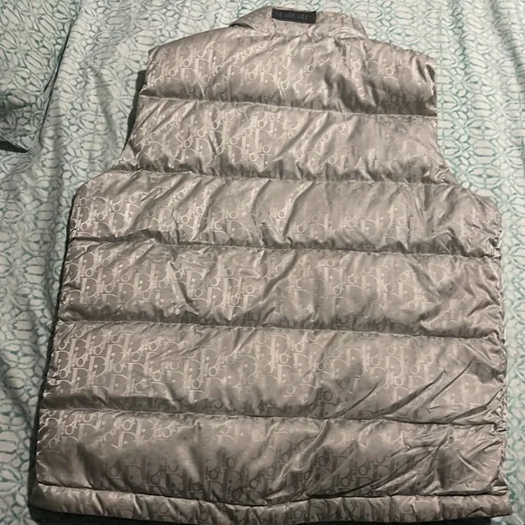 It’s a size 48 it’s in great condition wore 3 times